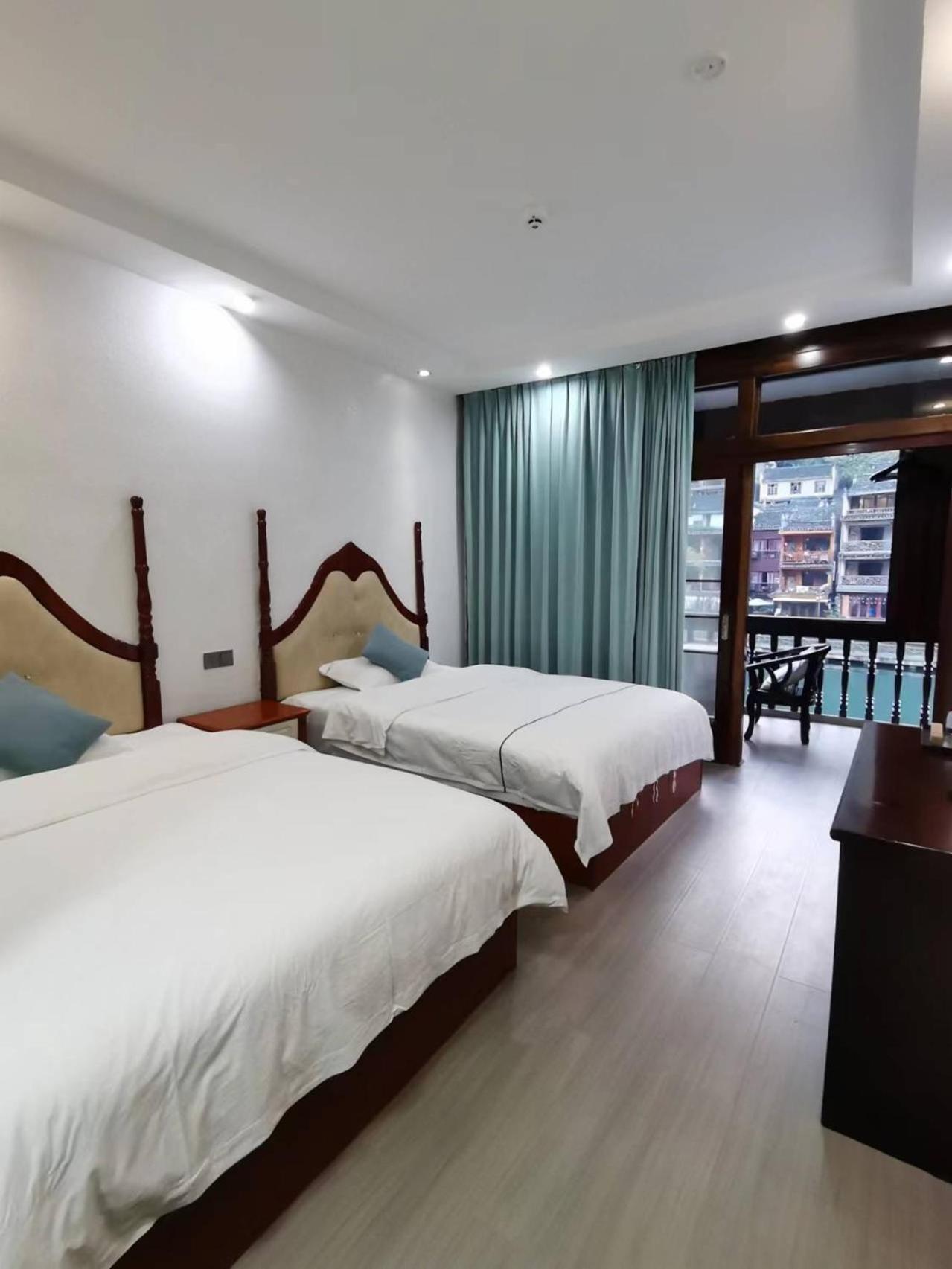 Fenghuang Ancient Town Lazy Cat Riverside Inn Bagian luar foto