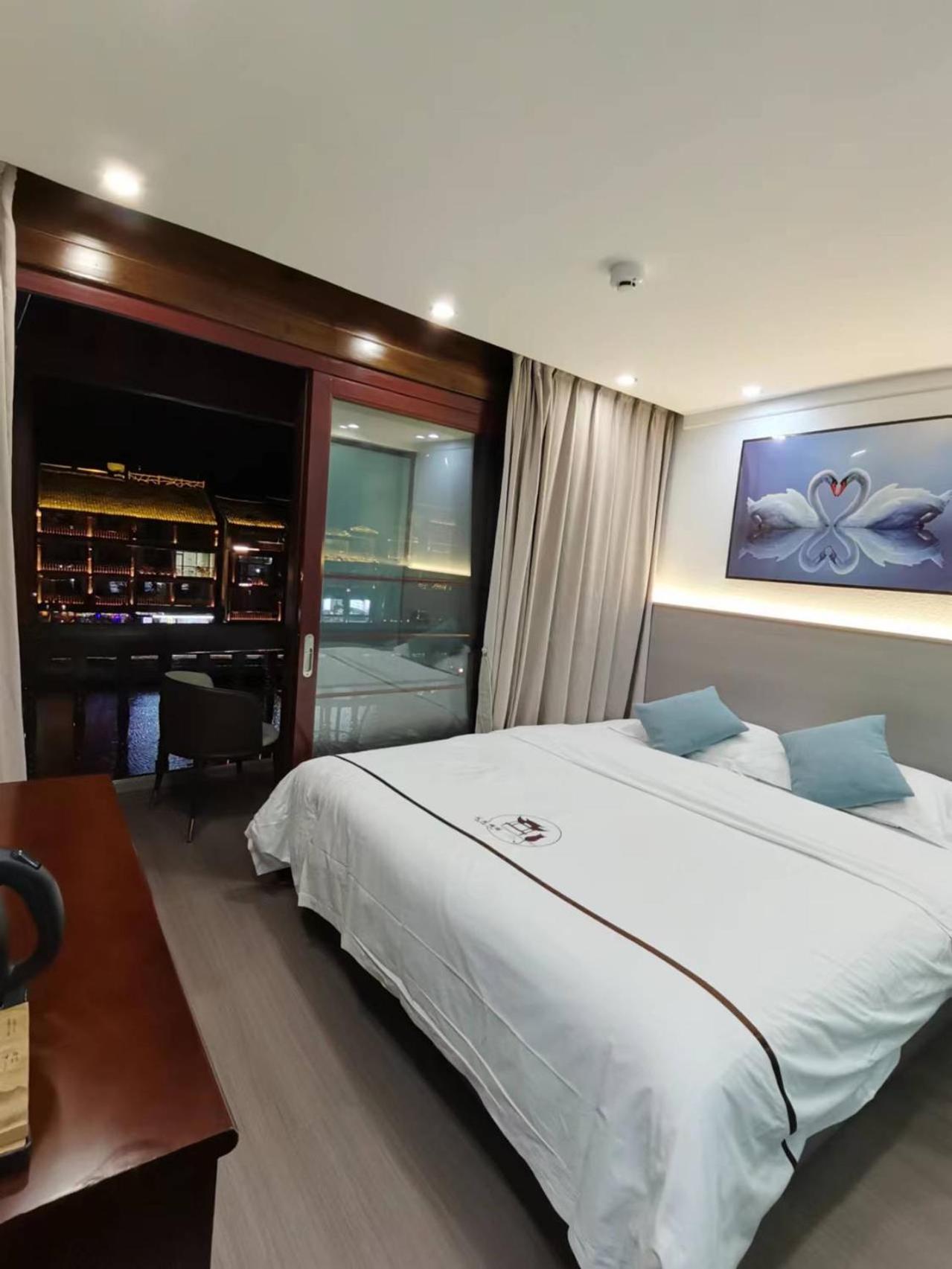 Fenghuang Ancient Town Lazy Cat Riverside Inn Bagian luar foto