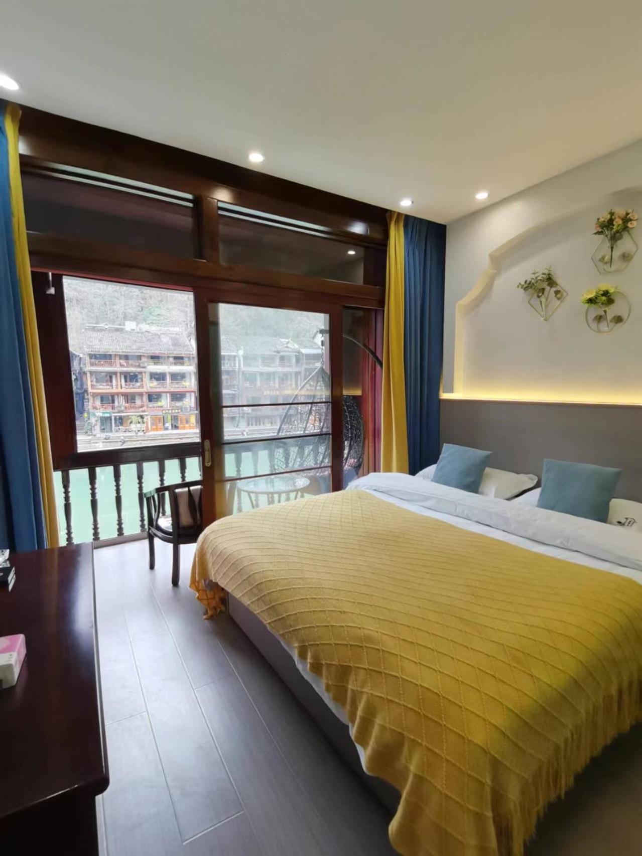 Fenghuang Ancient Town Lazy Cat Riverside Inn Bagian luar foto