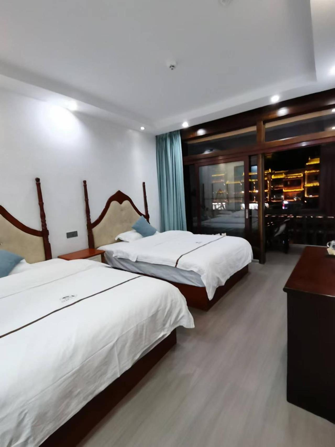Fenghuang Ancient Town Lazy Cat Riverside Inn Bagian luar foto